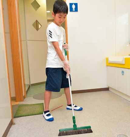 床の掃き掃除